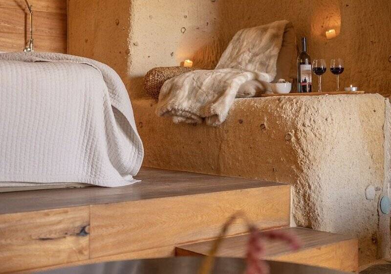 اتاق لوکس, Serinn House