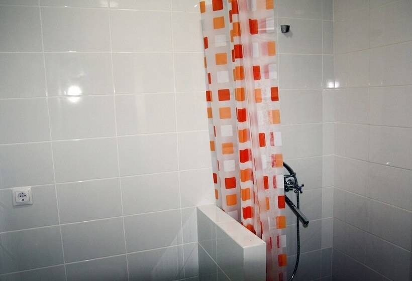 اتاق استاندارد سه نفره, Good News Hostel