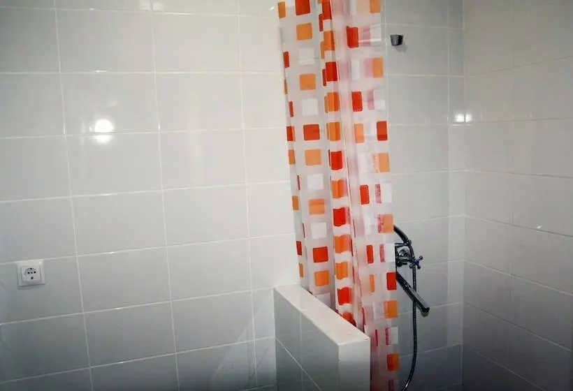 اتاق خانوادگی, Good News Hostel