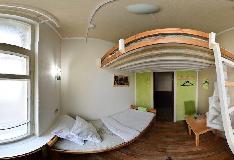 패밀리 룸, Good News Hostel