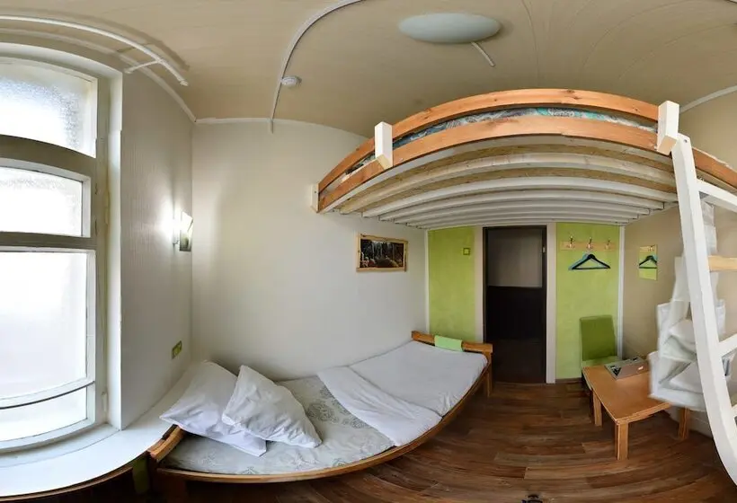 اتاق خانوادگی, Good News Hostel