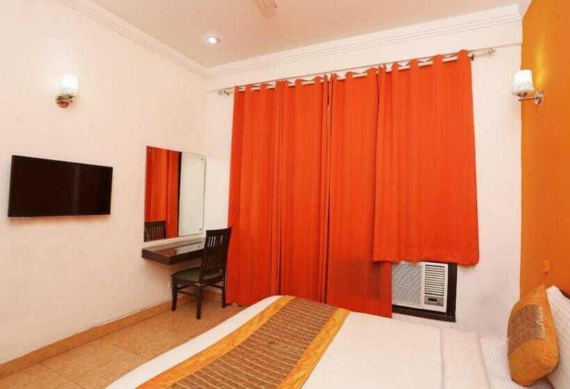 Triple Classic Room, Oyo 8822 Sector 31