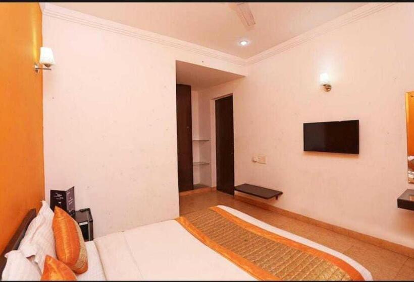 Triple Classic Room, Oyo 8822 Sector 31