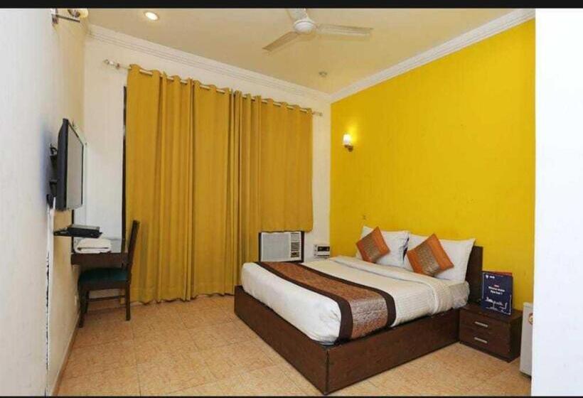 Triple Classic Room, Oyo 8822 Sector 31