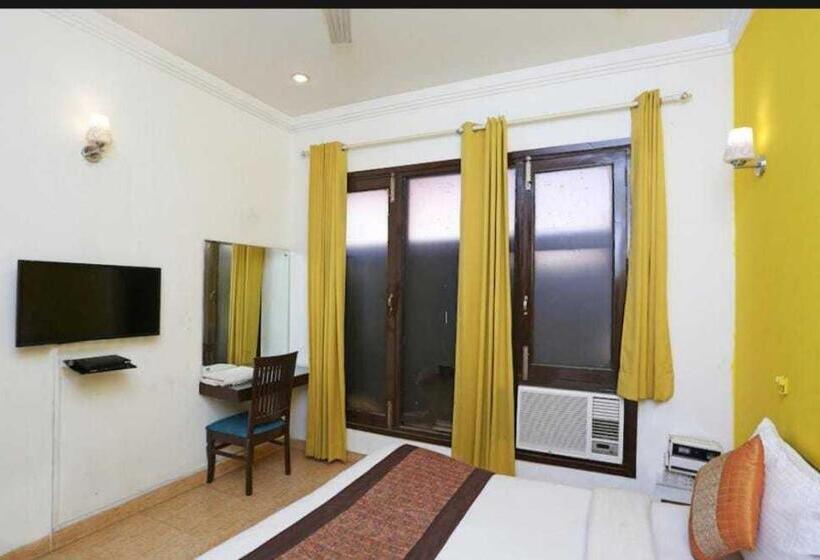 Triple Classic Room, Oyo 8822 Sector 31