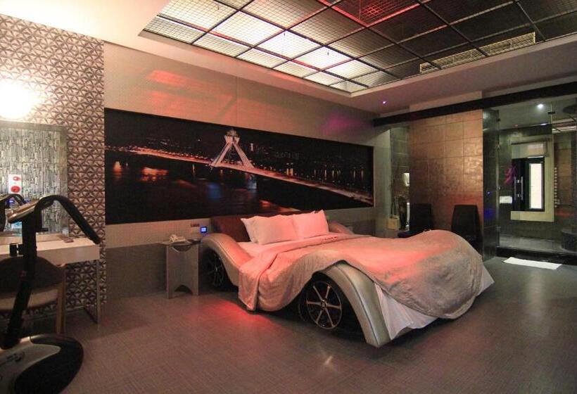 اتاق عادی, Romantic Code Art Motel
