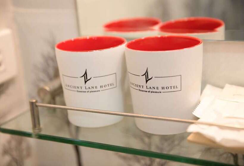 Utcára Néző Deluxe Szoba, Ancient Lane