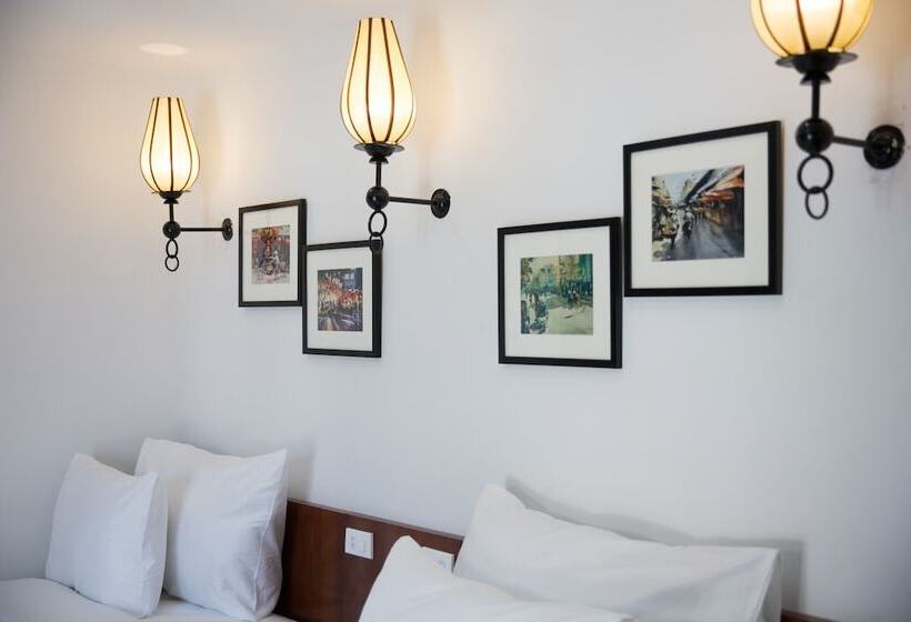 Utcára Néző Deluxe Szoba, Ancient Lane