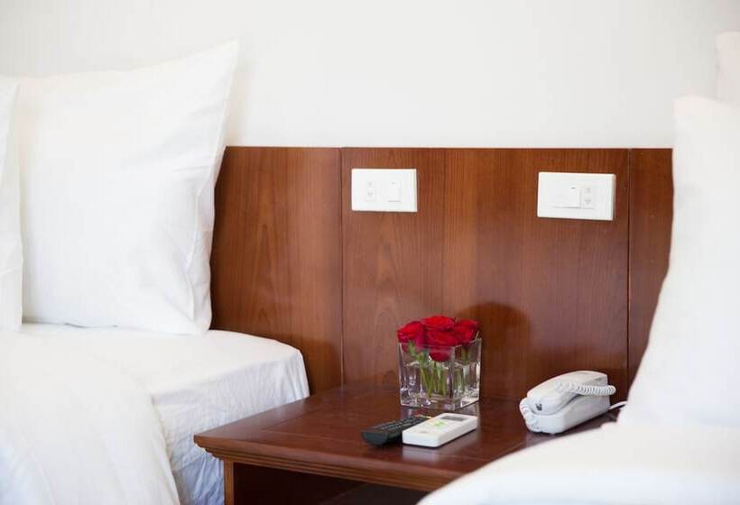 Utcára Néző Deluxe Szoba, Ancient Lane