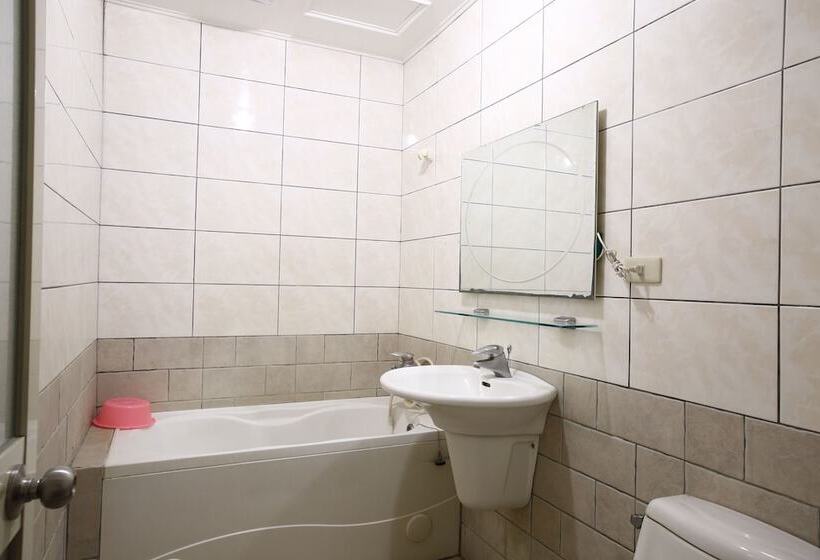 Dört Kişilik Lüks Oda, Long Shan