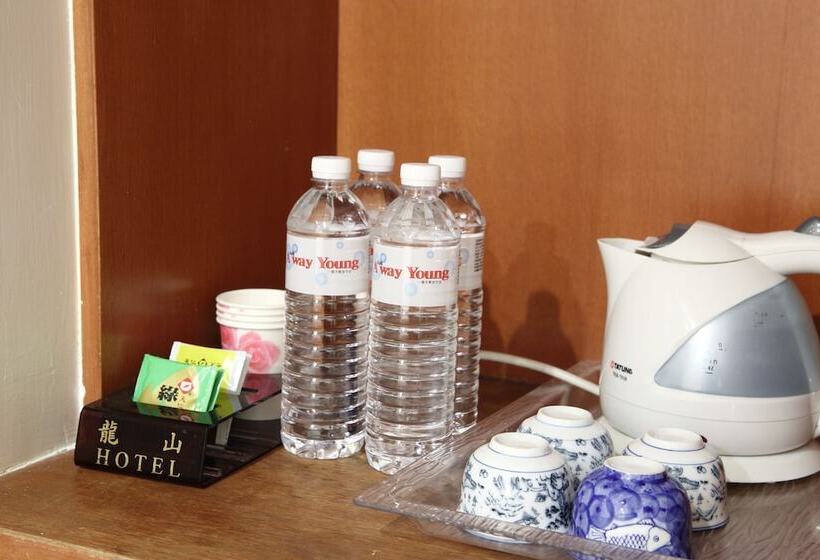 Dört Kişilik Lüks Oda, Long Shan