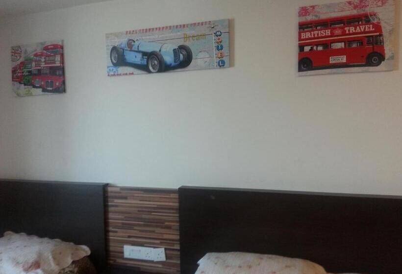 اتاق لوکس سه تخته, Best Studio Guest House