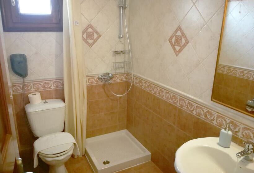 غرفة كلاسيكية ثلاثية, Nikky's Place