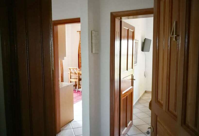 غرفة كلاسيكية ثلاثية, Nikky's Place