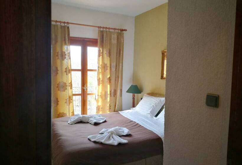 غرفة كلاسيكية ثلاثية, Nikky's Place