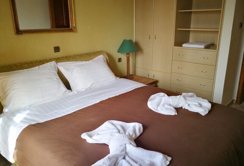 غرفة كلاسيكية ثلاثية, Nikky's Place