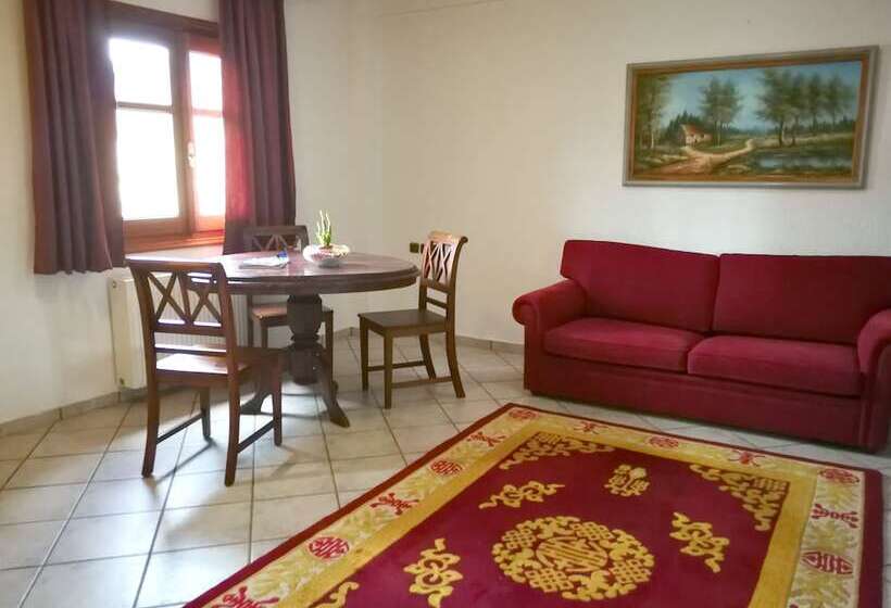 غرفة دوبلكس, Nikky's Place