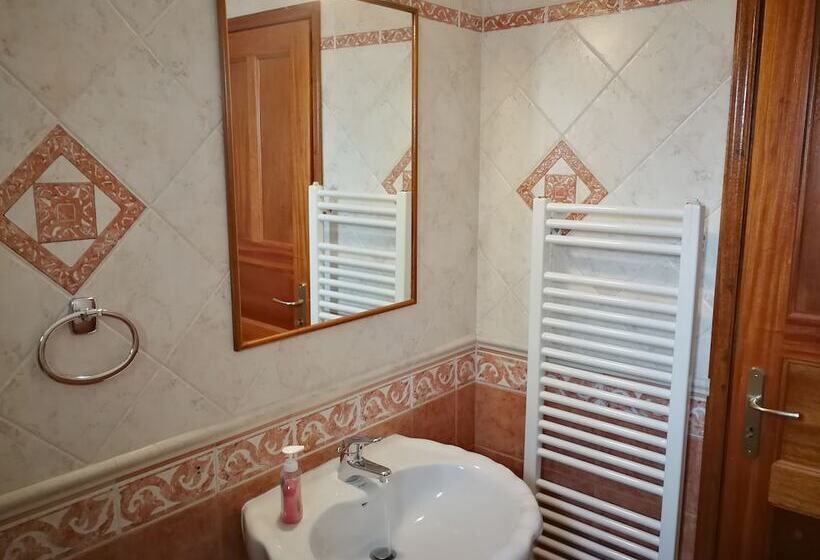 غرفة كلاسيكية ثلاثية, Nikky's Place