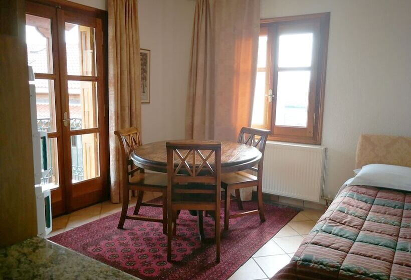 غرفة كلاسيكية ثلاثية, Nikky's Place