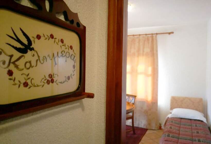 غرفة كلاسيكية ثلاثية, Nikky's Place