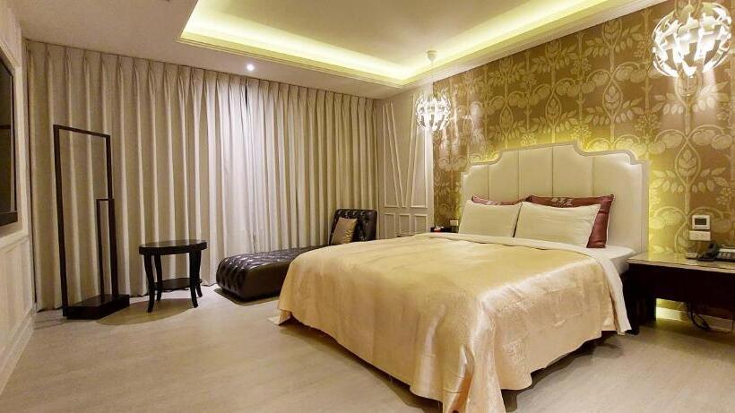 اتاق لوکس, Song Xia Motel