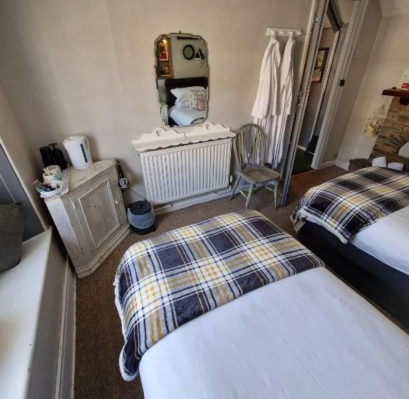 غرفة قياسية, The Harbour Moon