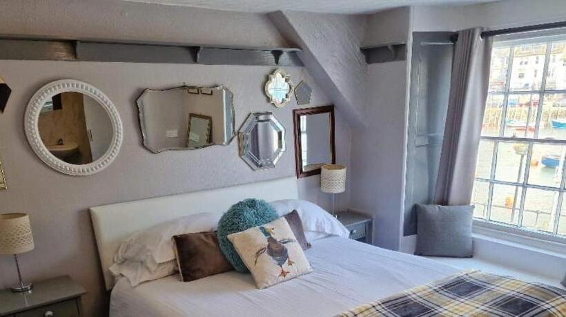 غرفة سوبيريور, The Harbour Moon