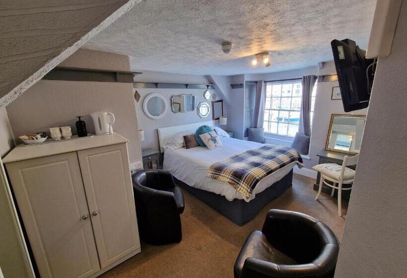 غرفة سوبيريور, The Harbour Moon