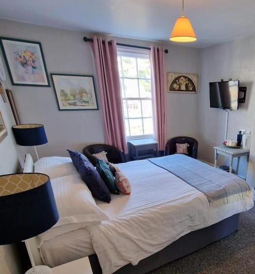 غرفة قياسية ثلاثية, The Harbour Moon