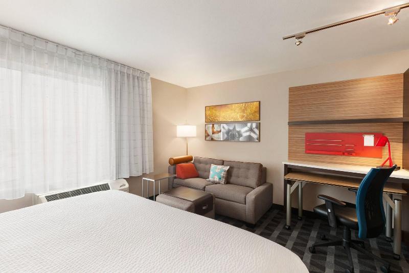 带大床的标准工作室, Towneplace Suites Cedar Rapids Marion