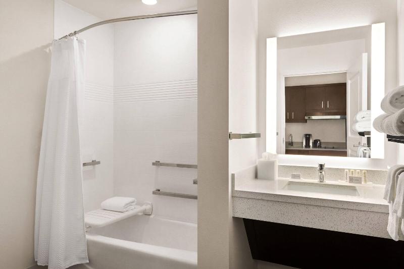 带大床的标准工作室, Towneplace Suites Cedar Rapids Marion