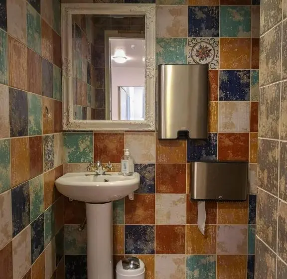 اتاق خانوادگی با سرویس بهداشتی مشترک, Villa Kadriorg Hostel