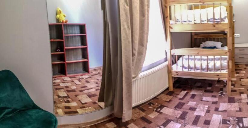 اتاق خانوادگی با سرویس بهداشتی مشترک, Villa Kadriorg Hostel