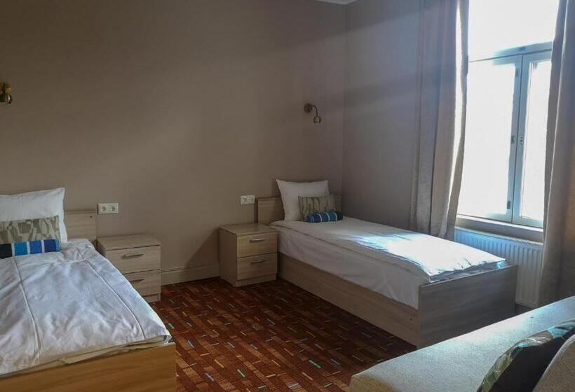 تختخواب در اتاق مشترک, Villa Kadriorg Hostel
