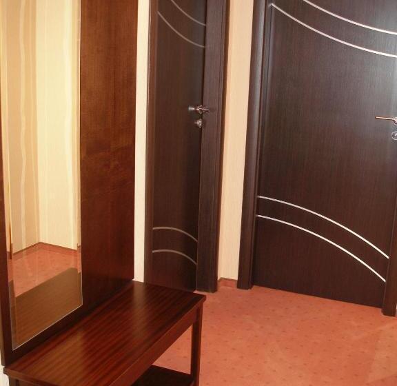 דירת חדר דלוקס, Alf