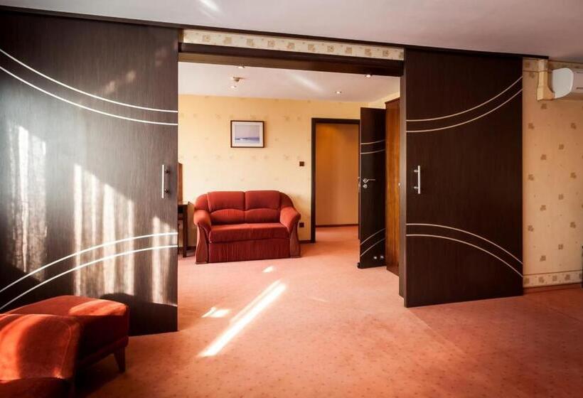 דירת חדר דלוקס, Alf