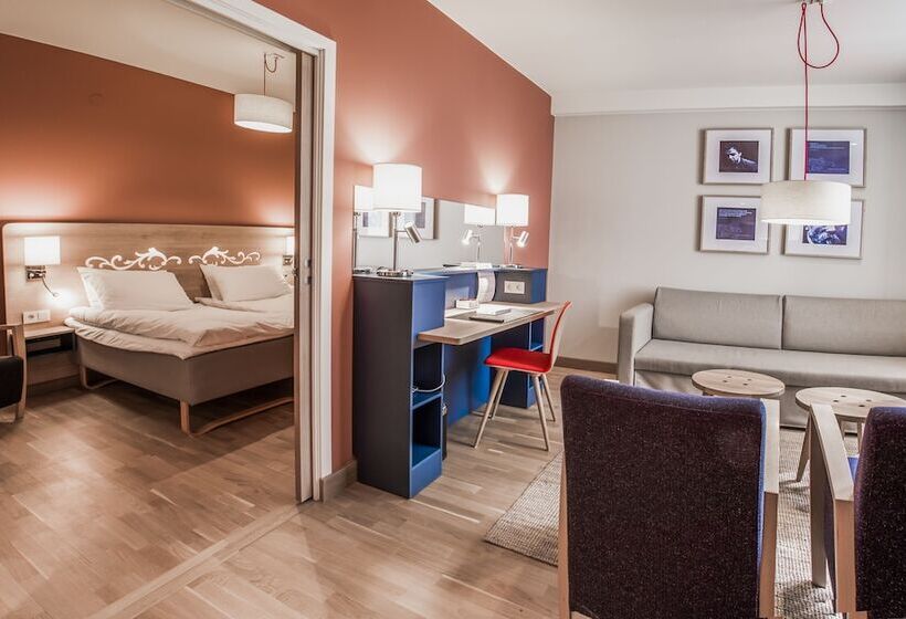 جناح جونيور, L Bondeheimen