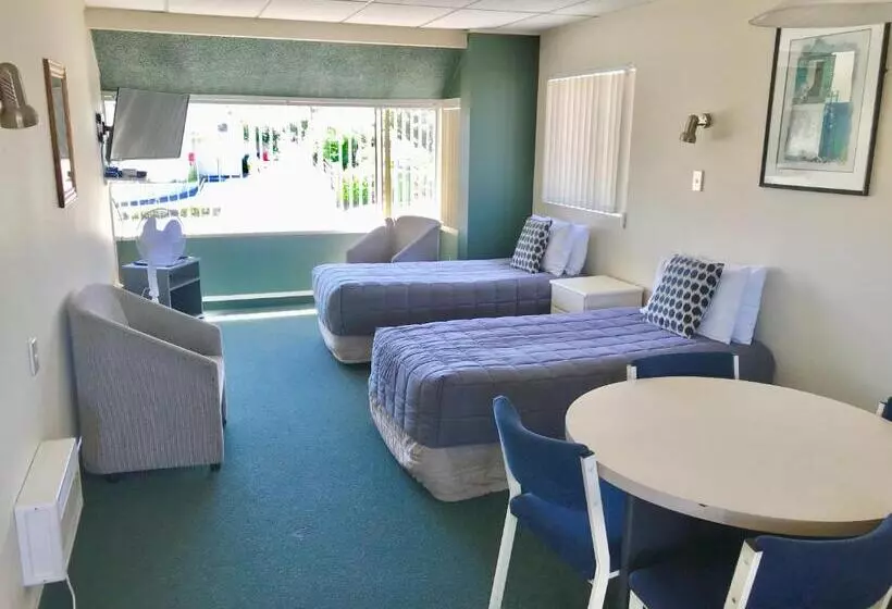 اتاق خانوادگی با چشم‌انداز باغ, Tui Oaks Motel
