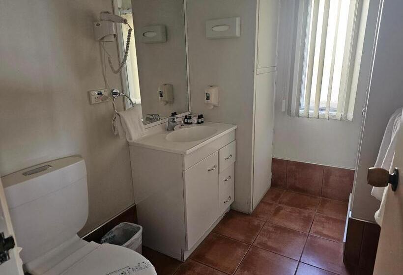 Standard studio with lake view, Tui Oaks Motel