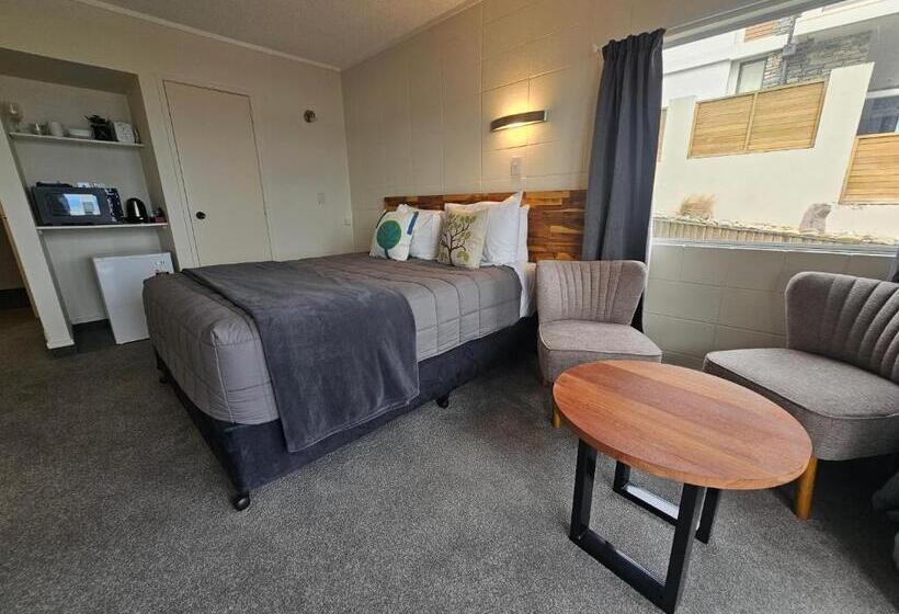Standard studio with lake view, Tui Oaks Motel