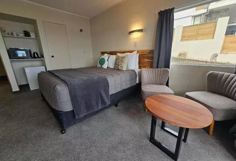 Standard studio with lake view, Tui Oaks Motel