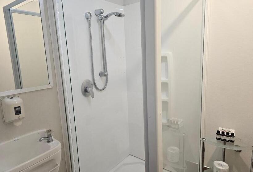 Standard studio with lake view, Tui Oaks Motel