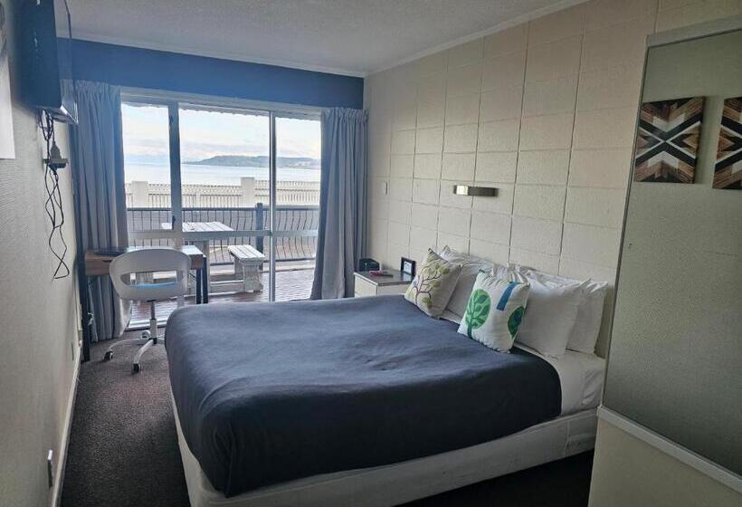Standard studio with lake view, Tui Oaks Motel
