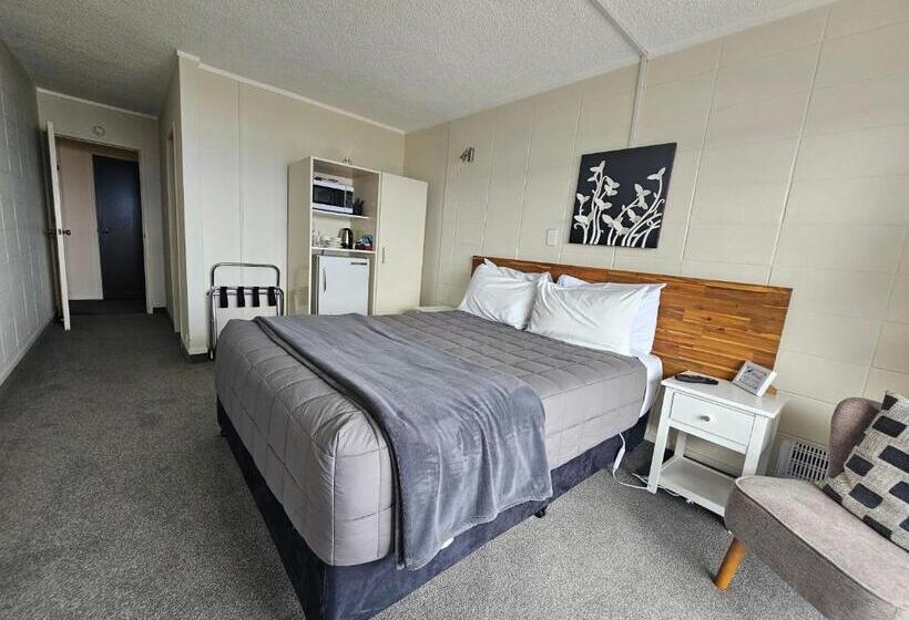 Standard studio with lake view, Tui Oaks Motel