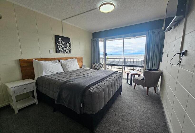 Standard studio with lake view, Tui Oaks Motel