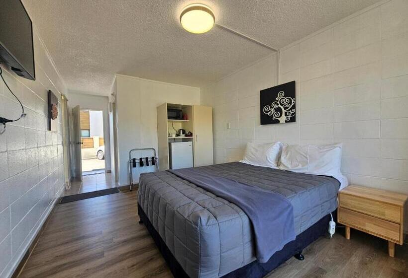 スタンダードスタジオ, Tui Oaks Motel