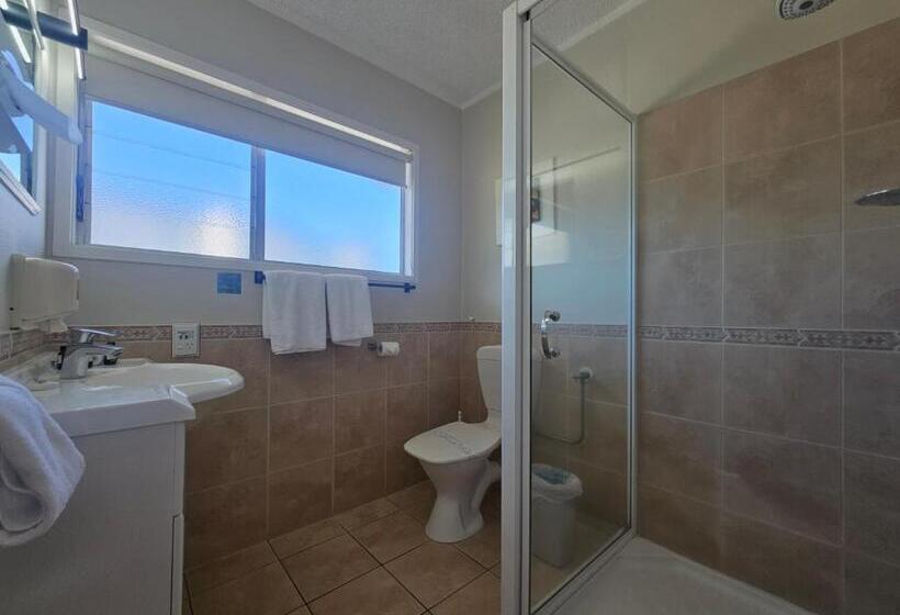 スタンダードスタジオ, Tui Oaks Motel