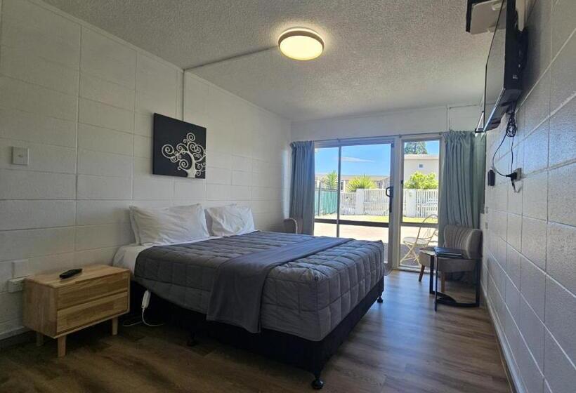 スタンダードスタジオ, Tui Oaks Motel