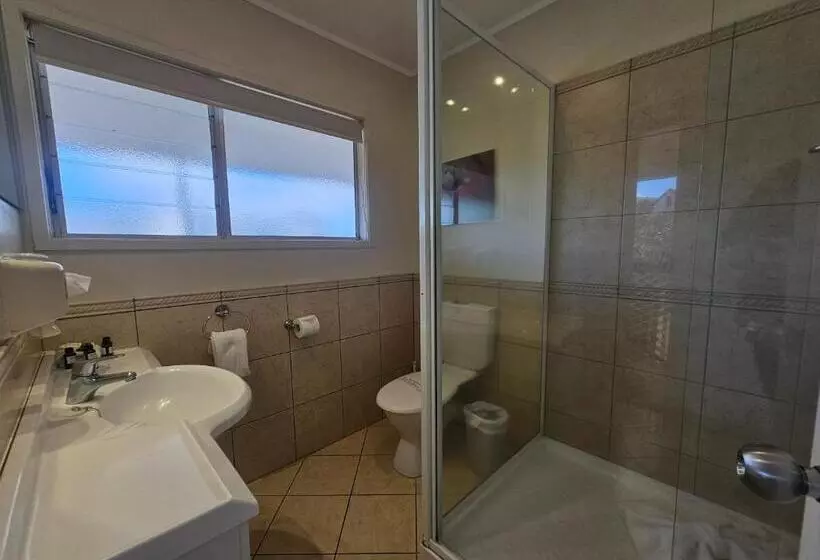 استودیوی استاندارد, Tui Oaks Motel