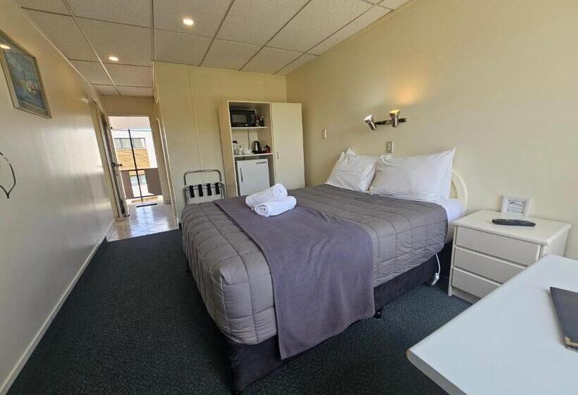 スタンダードスタジオ, Tui Oaks Motel